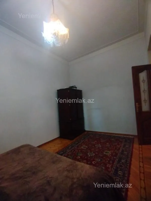 Satılır 4 otaqlı köhnə tikili 200 m²