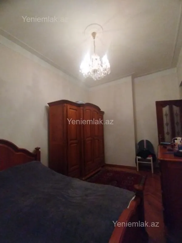 Satılır 4 otaqlı köhnə tikili 200 m²