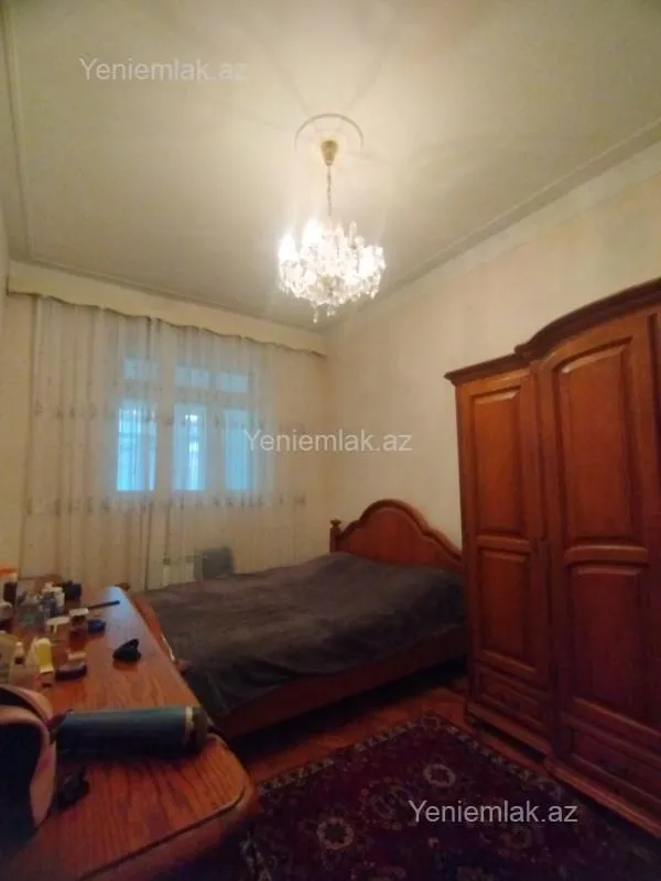 Satılır 4 otaqlı köhnə tikili 200 m²