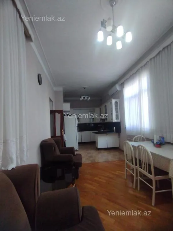 Satılır 4 otaqlı köhnə tikili 200 m²