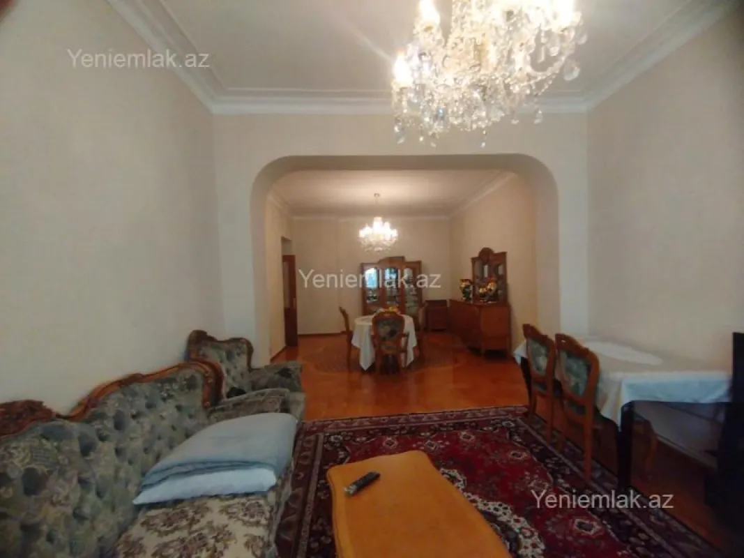 Satılır 4 otaqlı köhnə tikili 200 m²