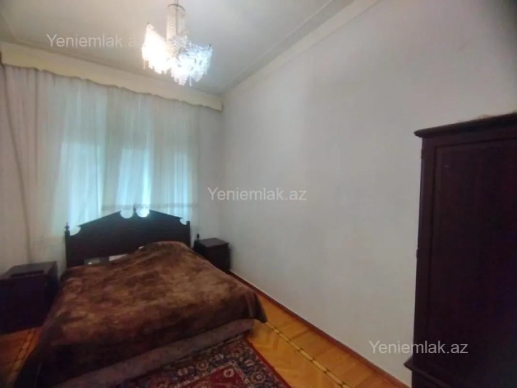 Satılır 4 otaqlı köhnə tikili 200 m²