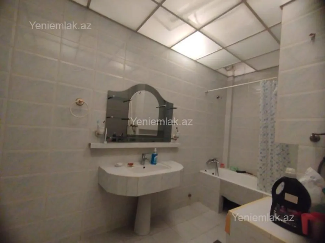 Satılır 4 otaqlı köhnə tikili 200 m²