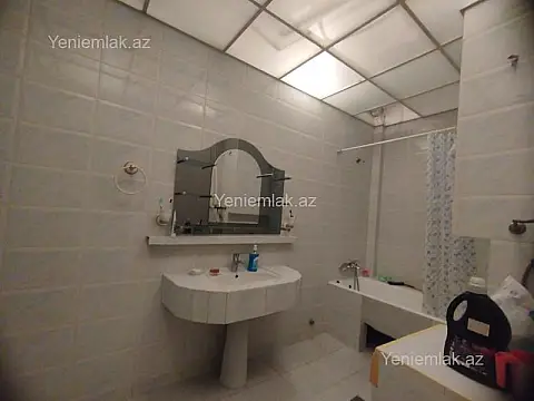 Satılır 4 otaqlı köhnə tikili 200 m²