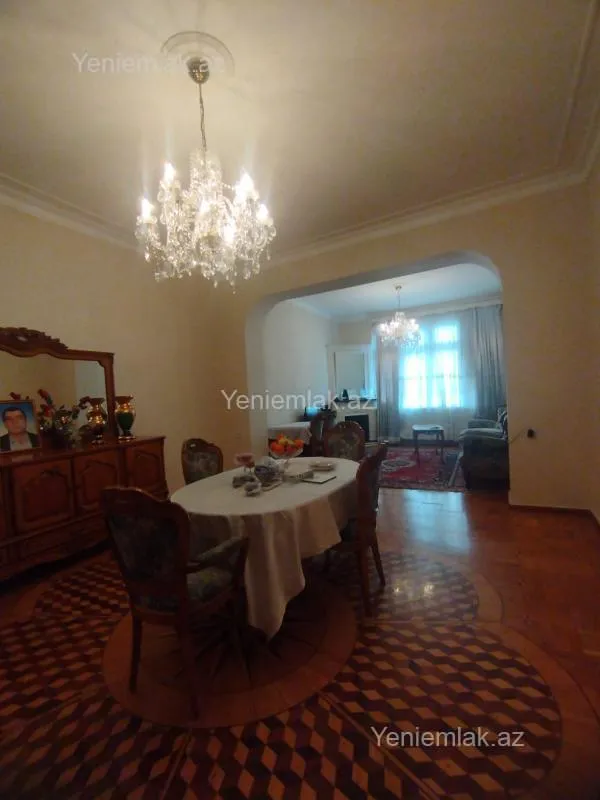 Satılır 4 otaqlı köhnə tikili 200 m²