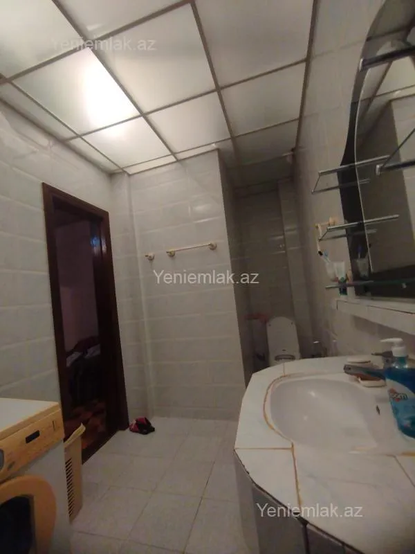 Satılır 4 otaqlı köhnə tikili 200 m²