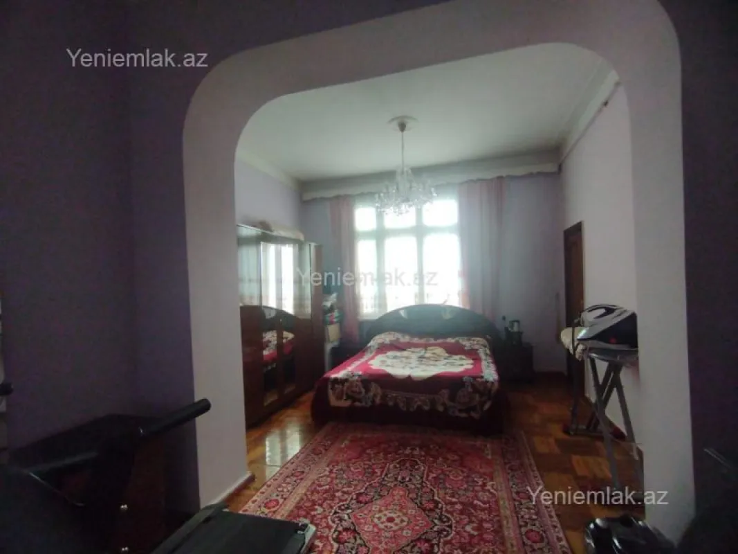 Satılır 4 otaqlı köhnə tikili 200 m²