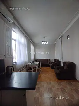 Satılır 4 otaqlı köhnə tikili 200 m²