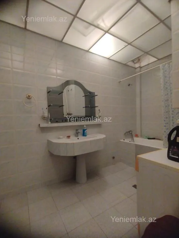 Satılır 4 otaqlı köhnə tikili 200 m²