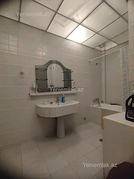 Satılır 4 otaqlı köhnə tikili 200 m²