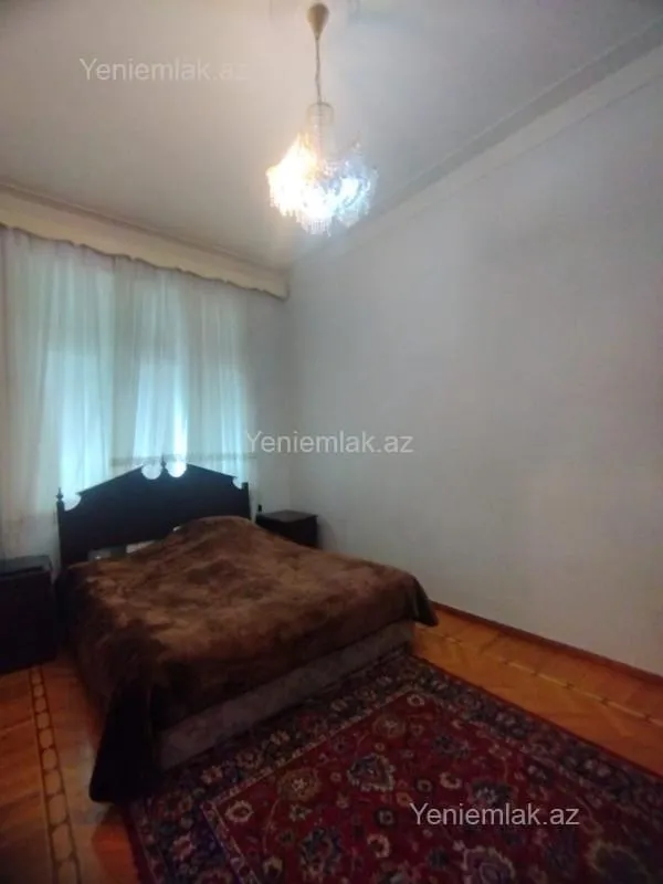 Satılır 4 otaqlı köhnə tikili 200 m²