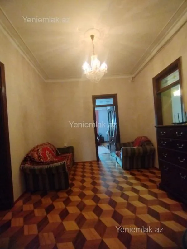 Satılır 4 otaqlı köhnə tikili 200 m²