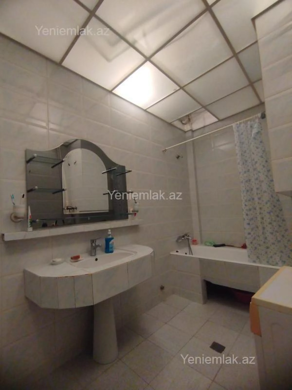 Satılır 4 otaqlı köhnə tikili 200 m²