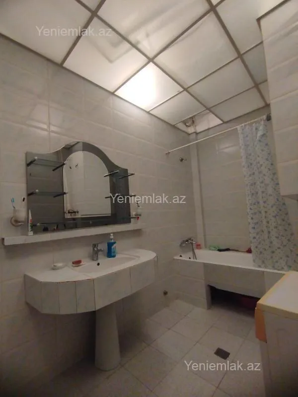 Satılır 4 otaqlı köhnə tikili 200 m²