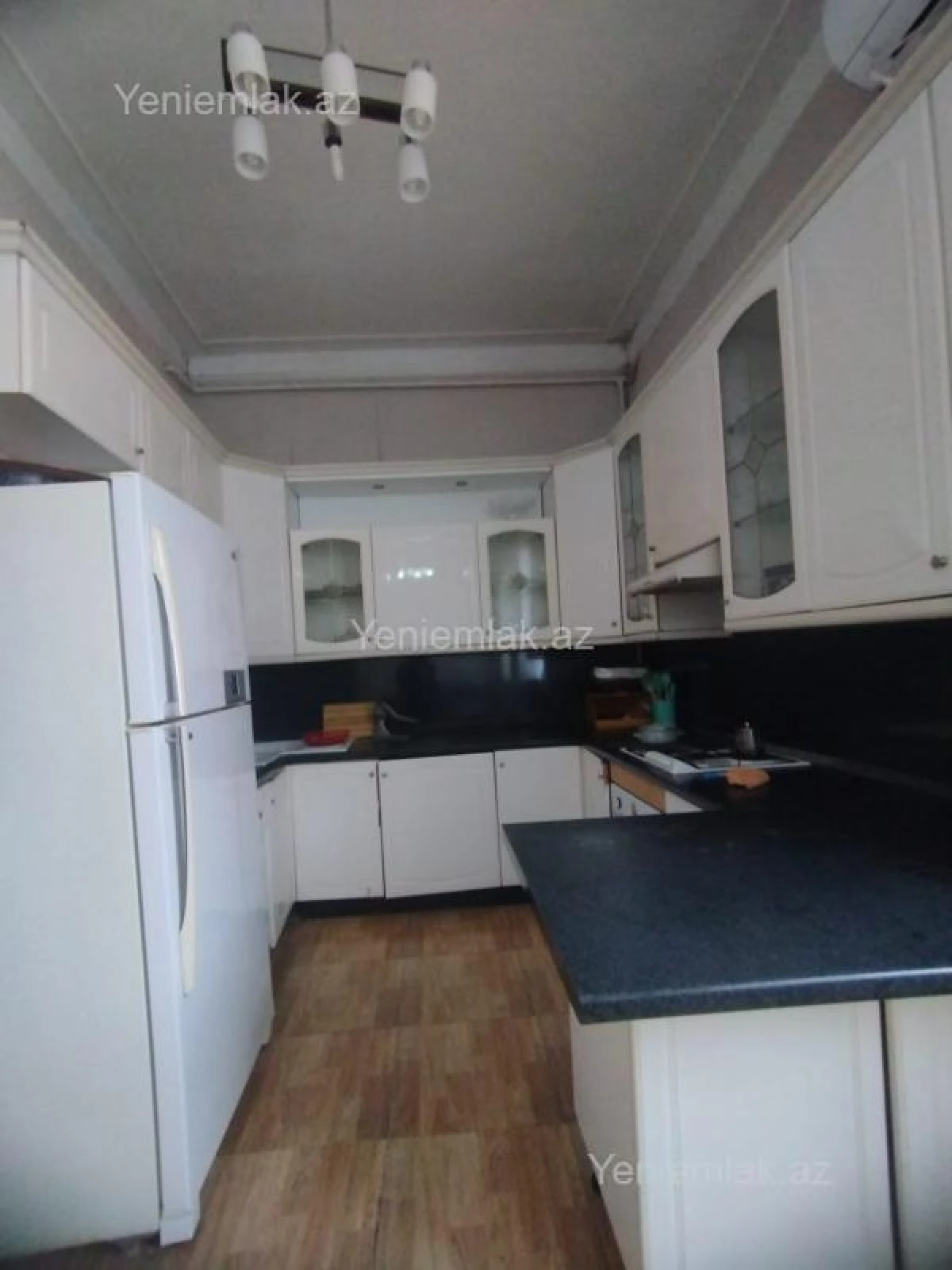 Satılır 4 otaqlı köhnə tikili 200 m²