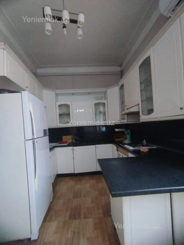 Satılır 4 otaqlı köhnə tikili 200 m²