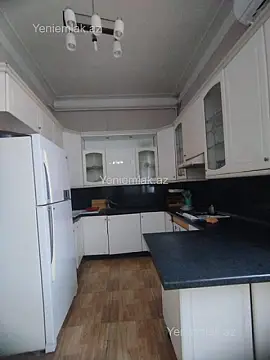 Satılır 4 otaqlı köhnə tikili 200 m²