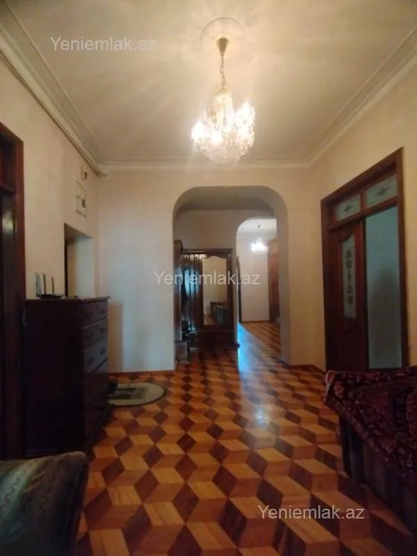 Satılır 4 otaqlı köhnə tikili 200 m²