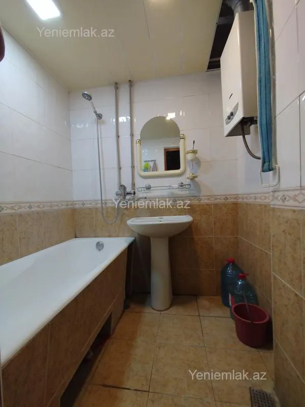 Satılır 4 otaqlı köhnə tikili 110 m²