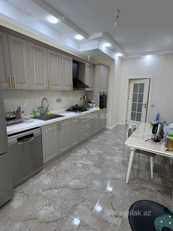 Satılır 4 otaqlı yeni tikili 185 m²