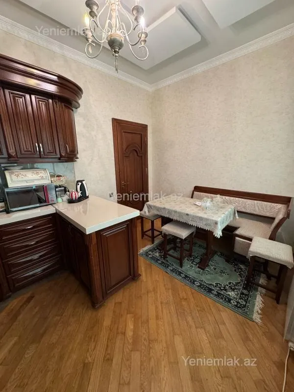 Satılır 6 otaqlı həyət evi 240 m²