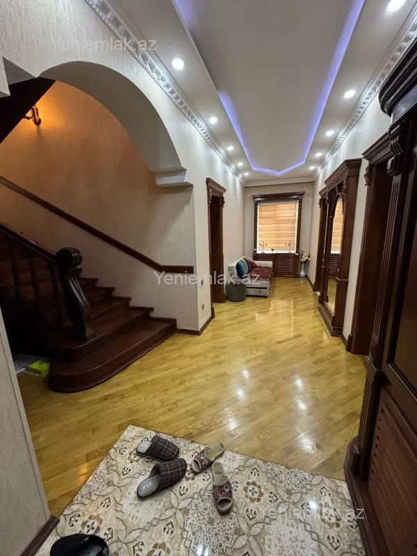 Satılır 6 otaqlı həyət evi 240 m²