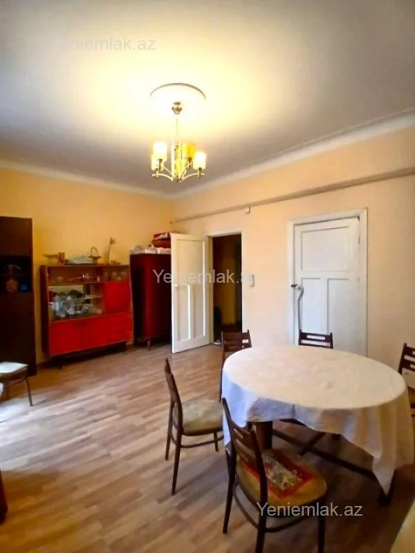 Satılır 2 otaqlı köhnə tikili 50 m²