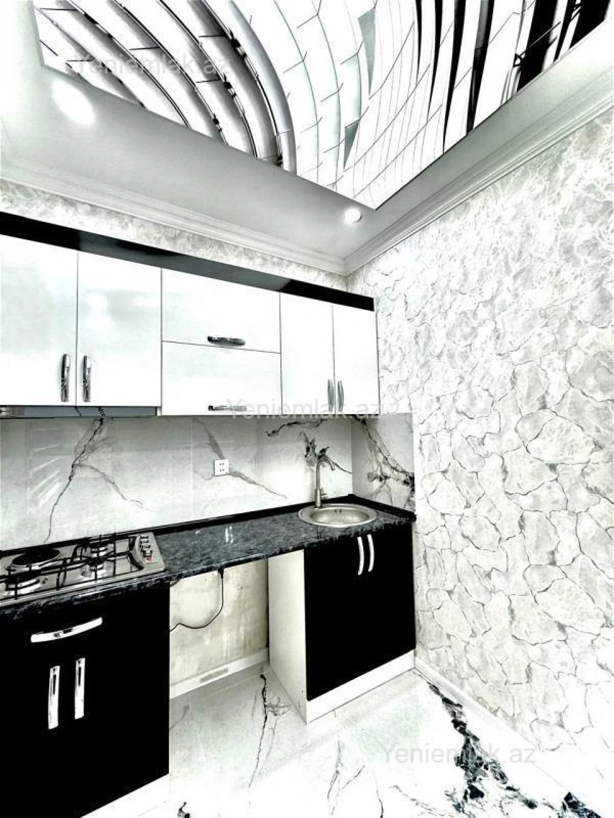 Satılır 2 otaqlı köhnə tikili 55 m²