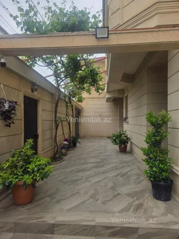 Satılır 8 otaqlı həyət evi 480 m²