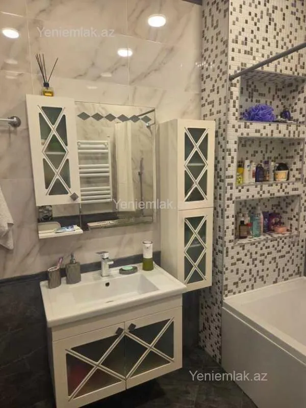 Satılır 8 otaqlı həyət evi 480 m²