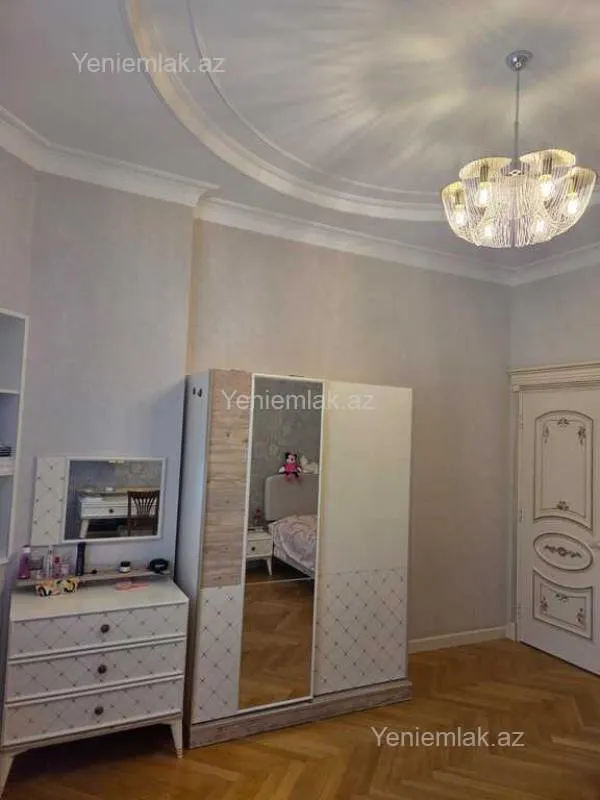 Satılır 8 otaqlı həyət evi 480 m²