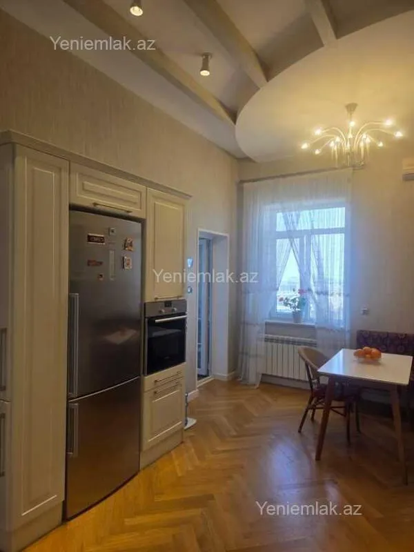 Satılır 8 otaqlı həyət evi 480 m²
