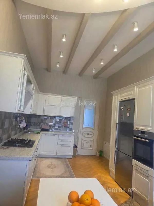 Satılır 8 otaqlı həyət evi 480 m²