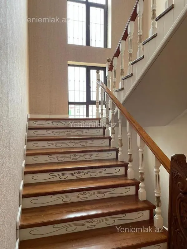 Satılır 9 otaqlı həyət evi 337 m²