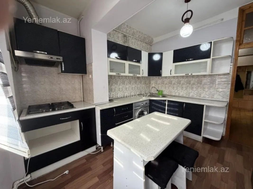 Satılır 4 otaqlı köhnə tikili 100 m²