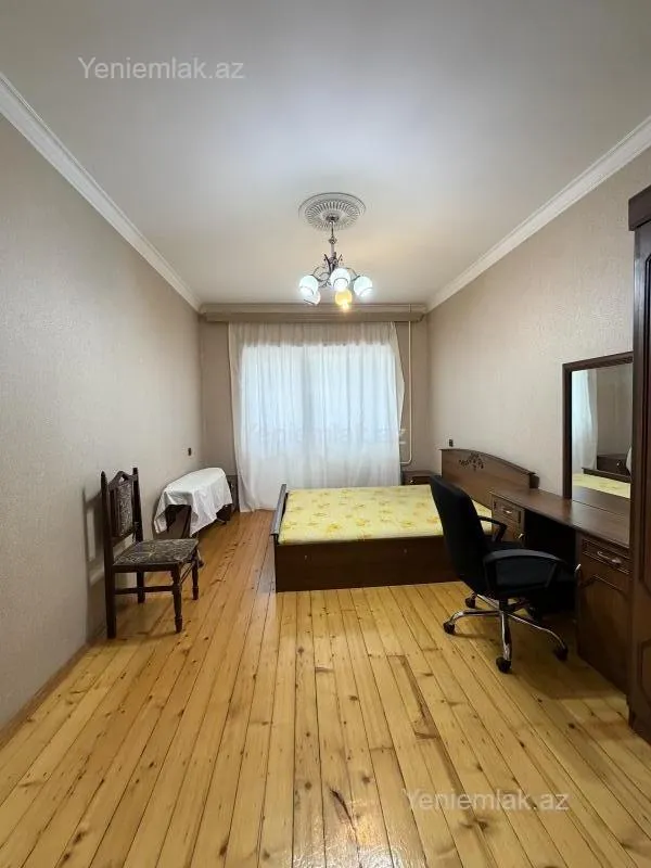 Satılır 4 otaqlı köhnə tikili 100 m²