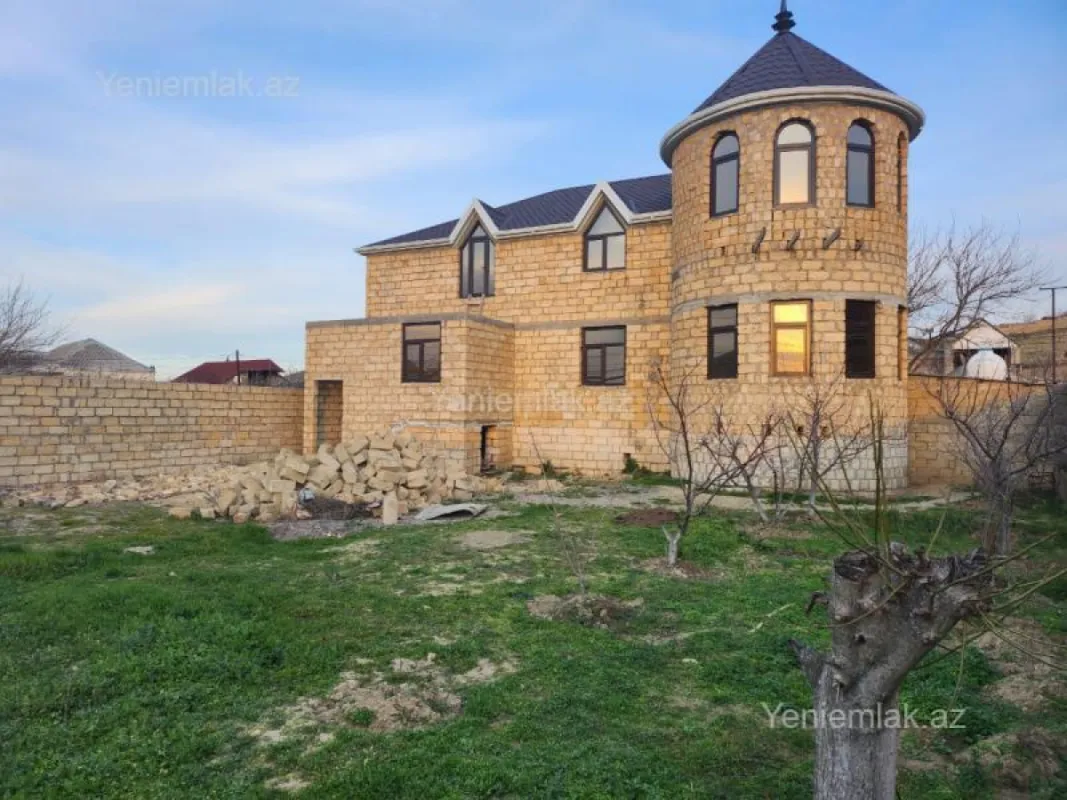 Satılır 8 otaqlı həyət evi 140 m²
