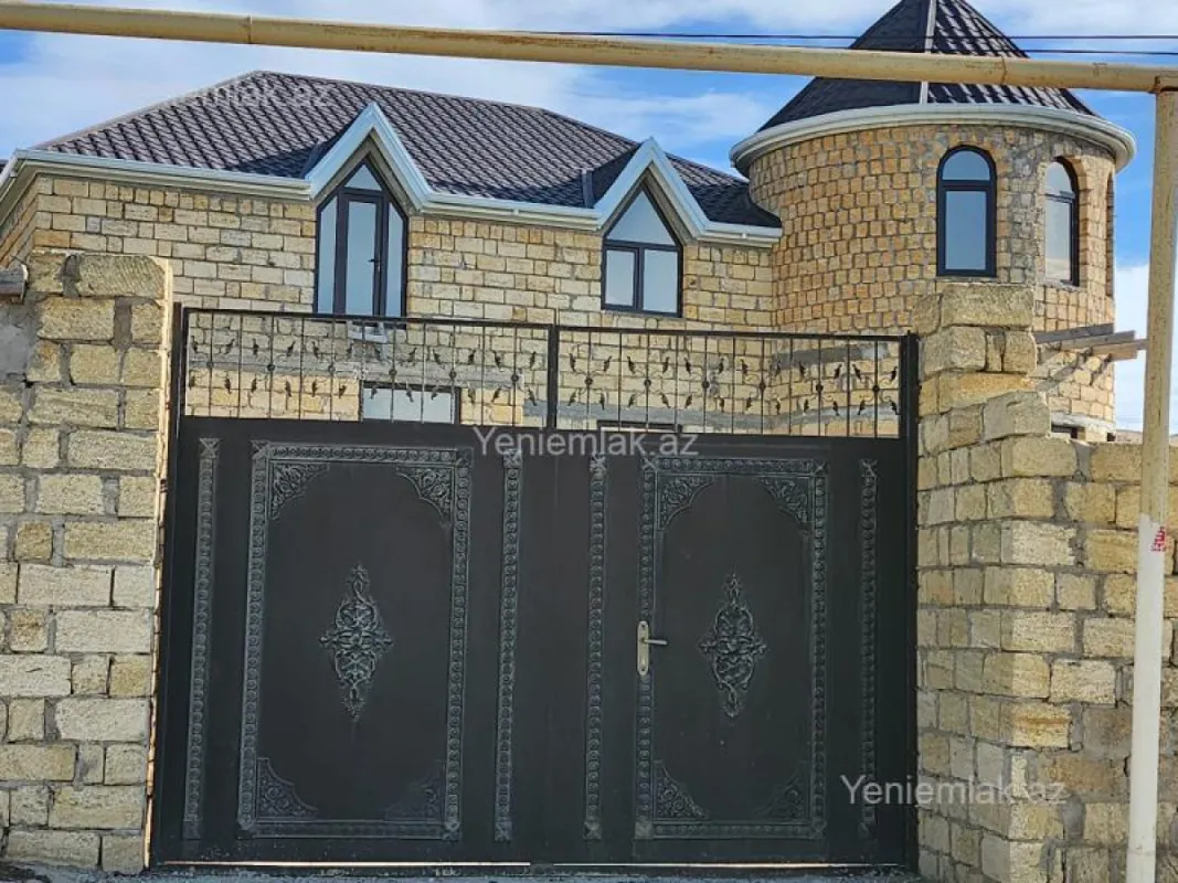 Satılır 8 otaqlı həyət evi 140 m²