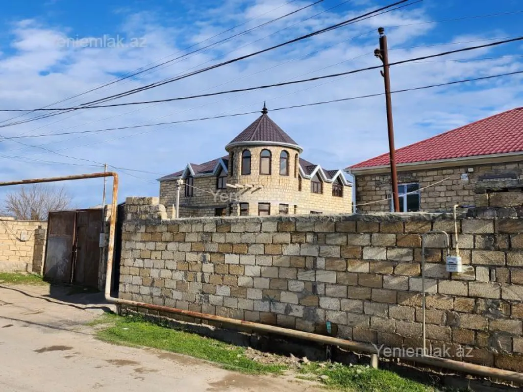 Satılır 8 otaqlı həyət evi 140 m²