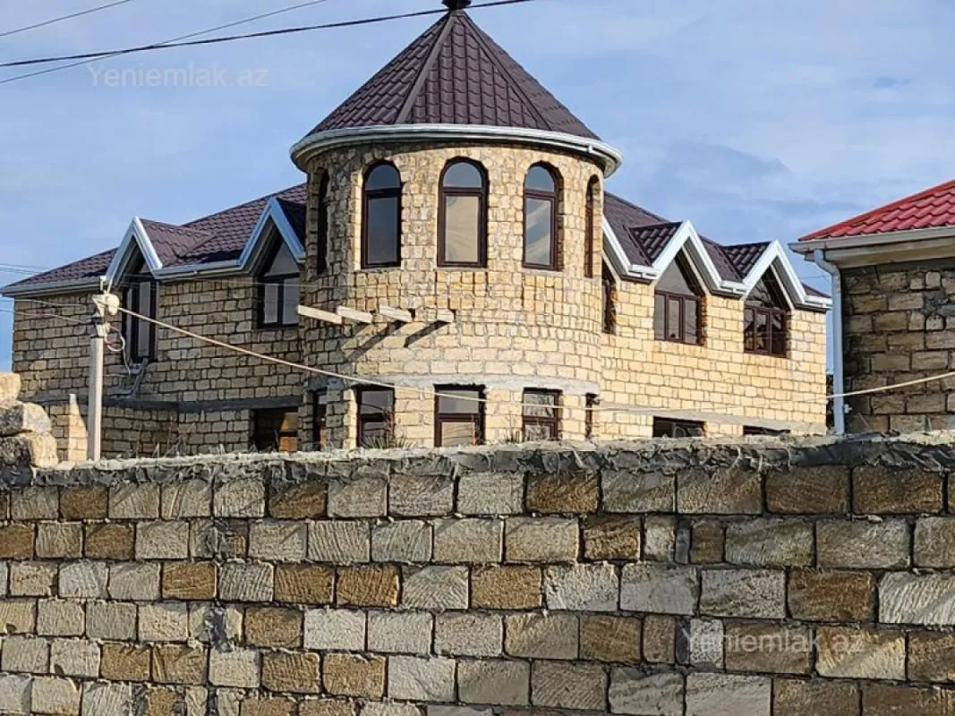 Satılır 8 otaqlı həyət evi 140 m²