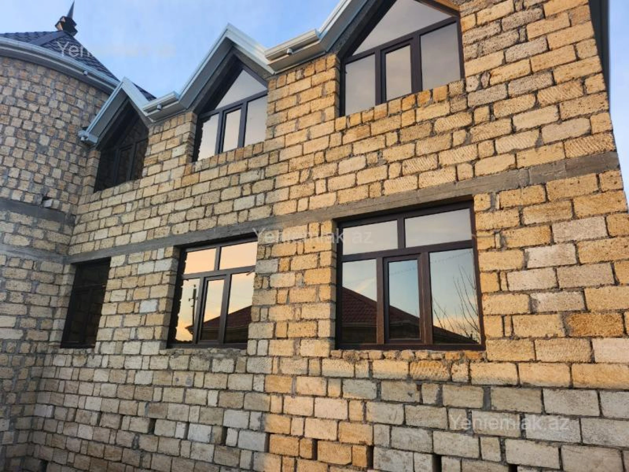 Satılır 8 otaqlı həyət evi 140 m²