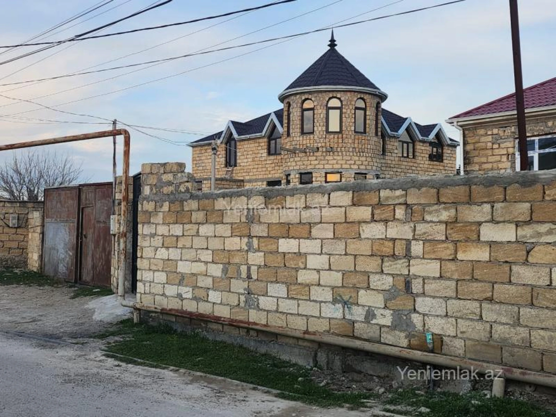 Satılır 8 otaqlı həyət evi 140 m²