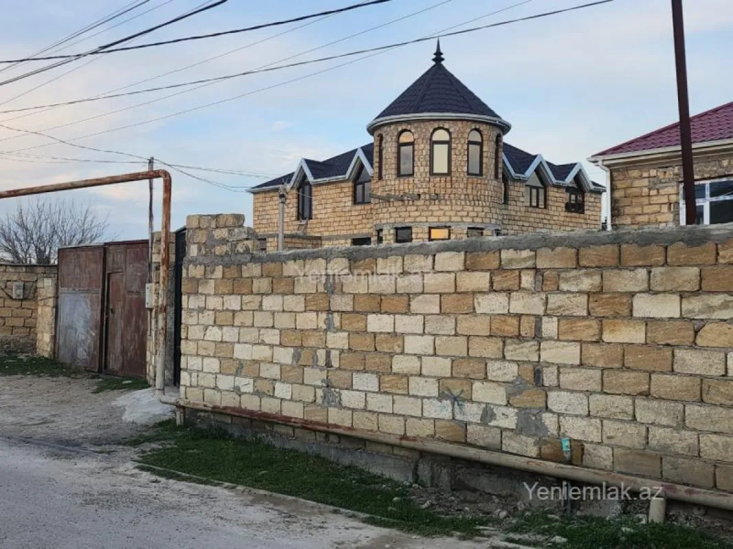 Satılır 8 otaqlı həyət evi 140 m²