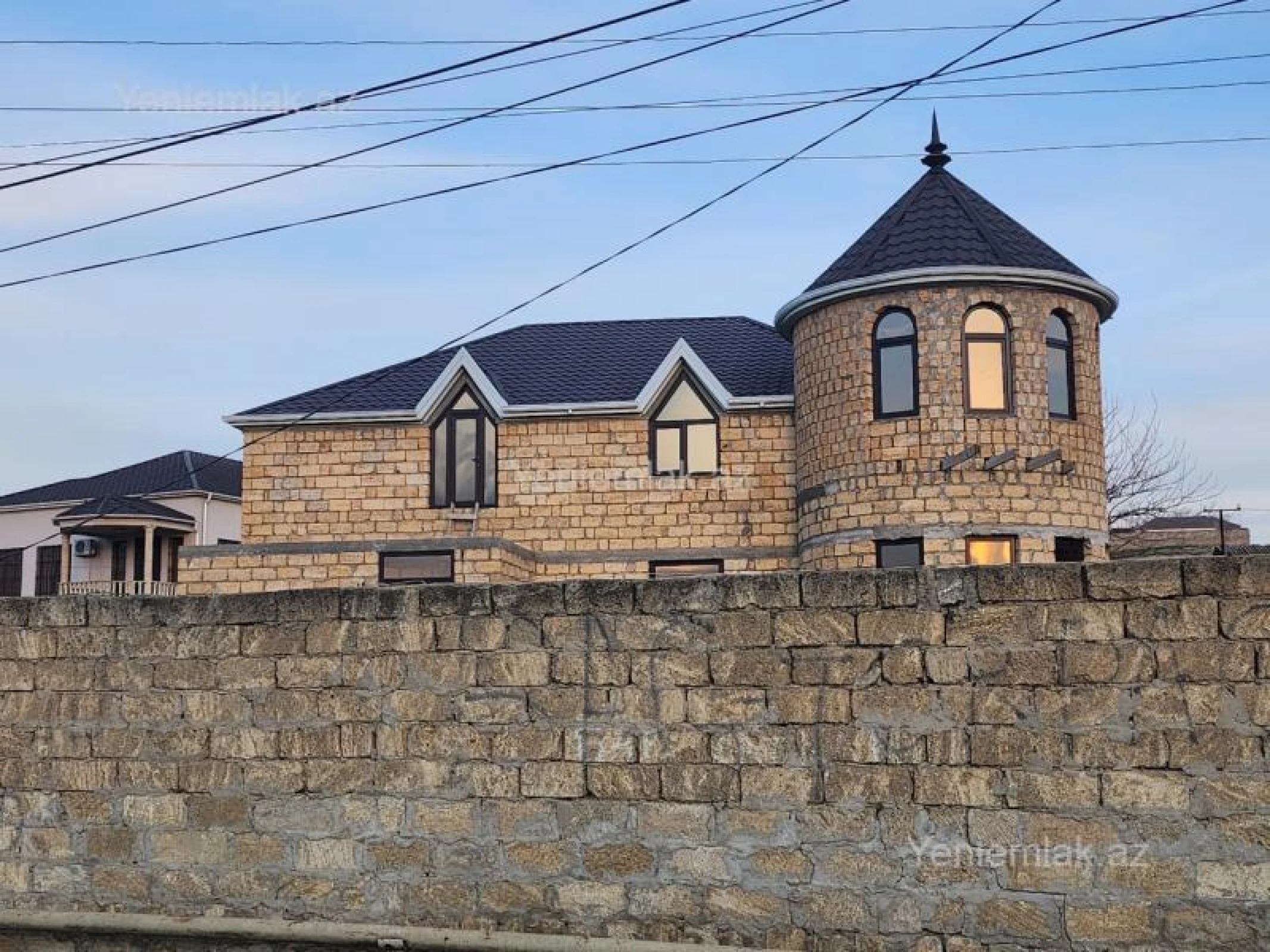 Satılır 8 otaqlı həyət evi 140 m²