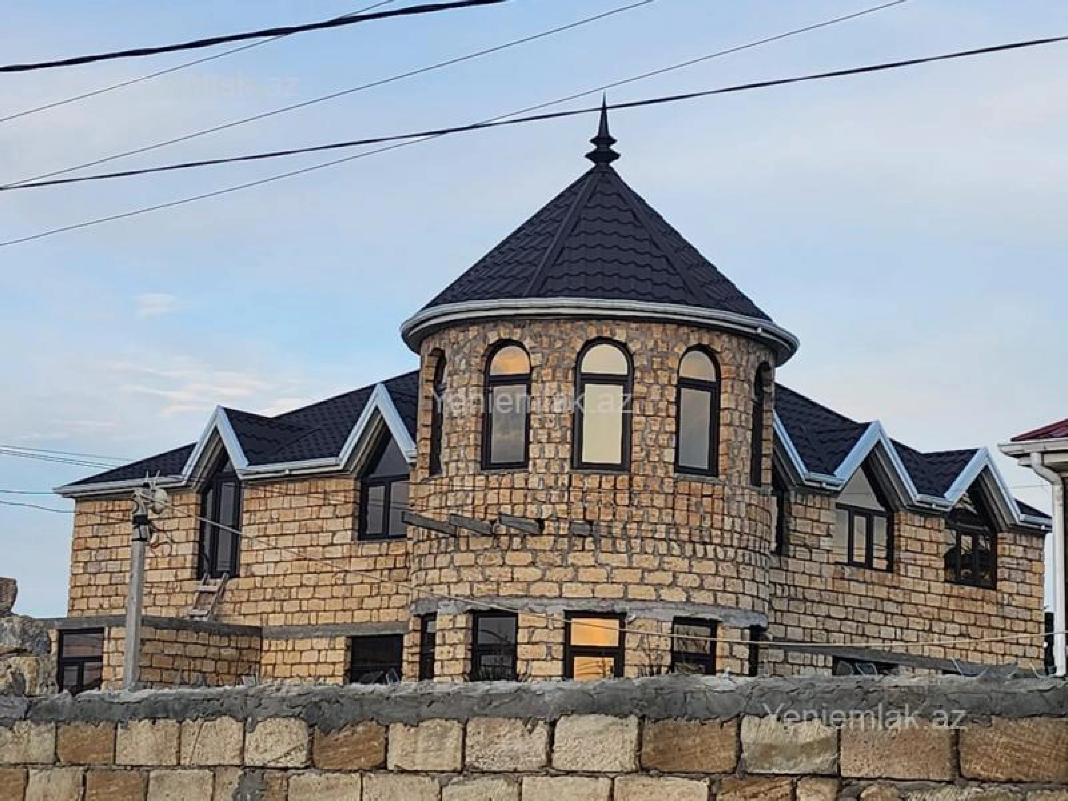 Satılır 8 otaqlı həyət evi 140 m²