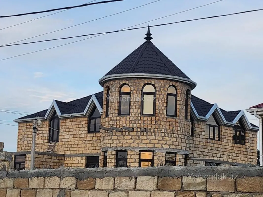 Satılır 8 otaqlı həyət evi 140 m²