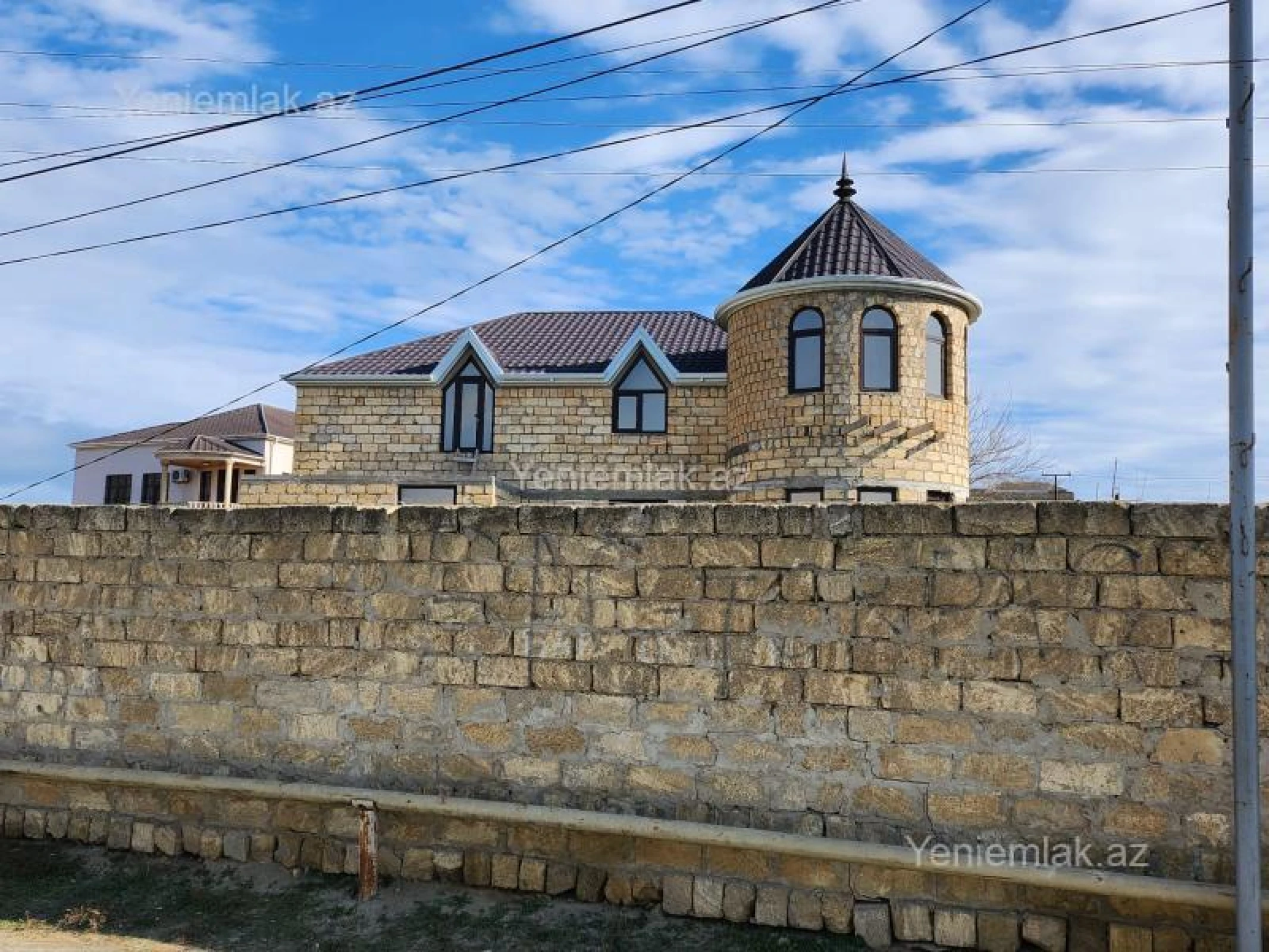 Satılır 8 otaqlı həyət evi 140 m²