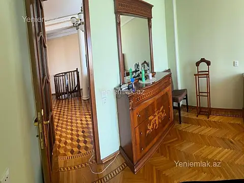 Satılır 4 otaqlı köhnə tikili 110 m²