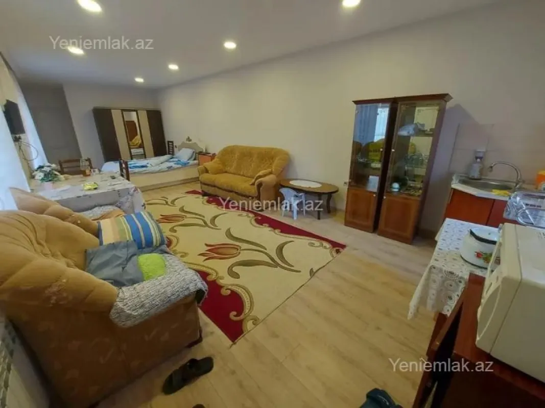 Satılır 8 otaqlı həyət evi 200 m²