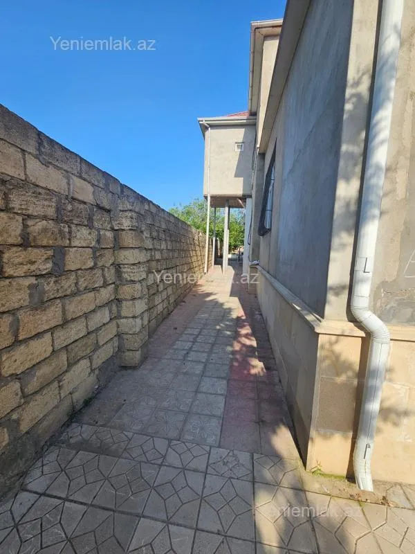 Satılır 8 otaqlı həyət evi 200 m²